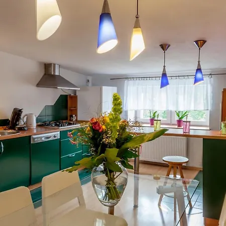 Lägenhet Klimatyczne Mieszkanie 3-pok. 200m Od Dworca Glownego Pkp *